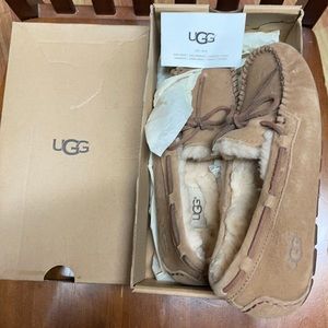 Final Price Ugg preowned slipper. Women’s size 6.